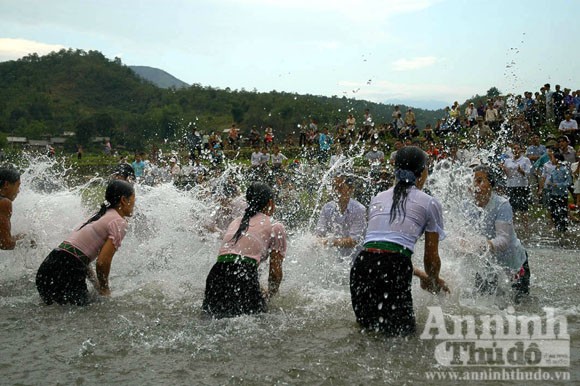 Lễ hội té nước ở Mường So - lễ hội cảm tạ dòng nước